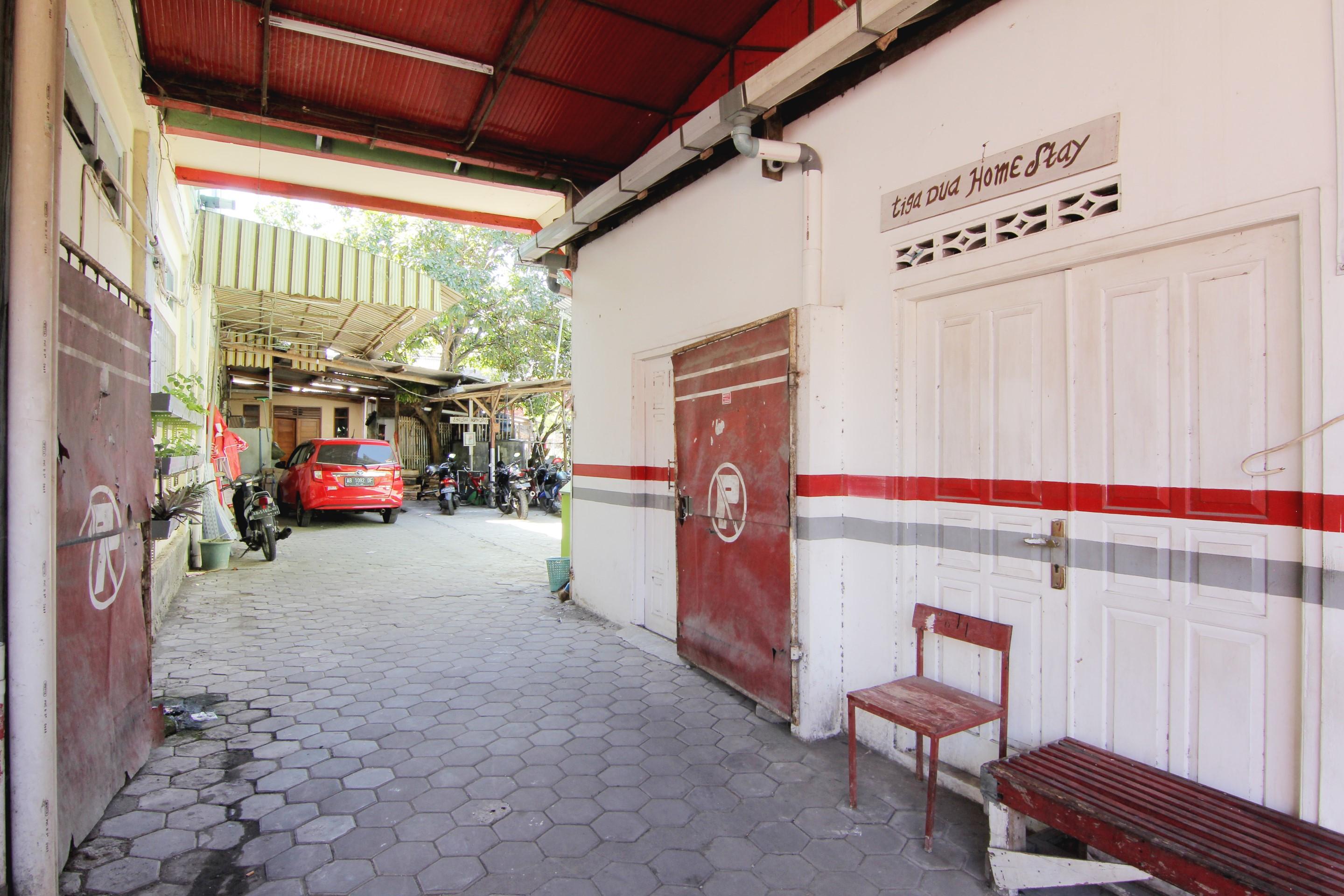 Tiga Dua Homestay Джокьякарта Экстерьер фото